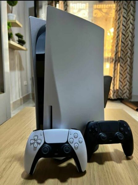 PlayStation 5 avec 2 manettes