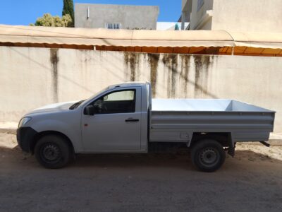 Chauffeur et camion Isuzu